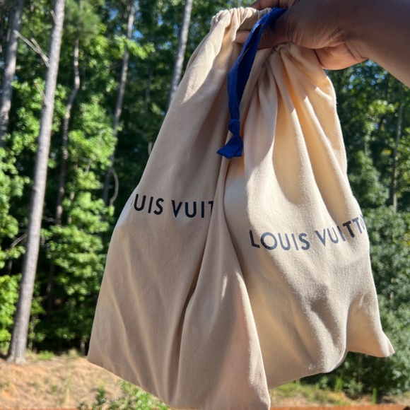 Louis Vuitton - Picture 2 of 6